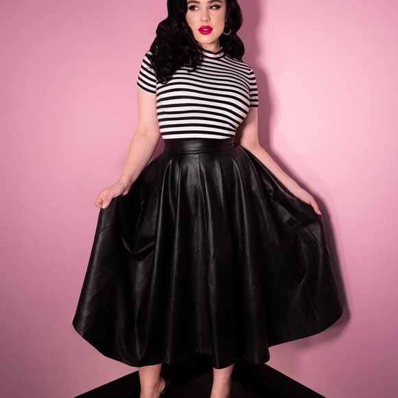 Dresses & Skirts - Vixen by Micheline Faux Leather Skirt (XS) EUC